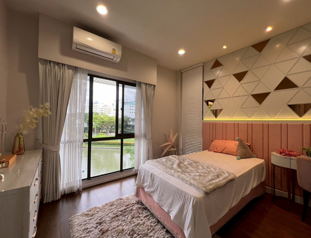 House with Shared Pool in Srinakarin 